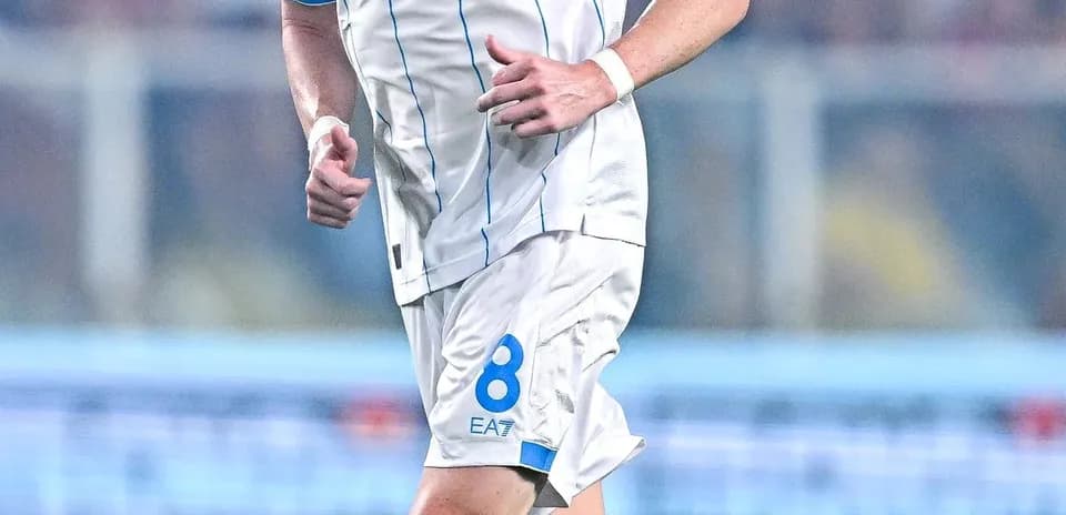 Futbolçu, Napoli formasında oyun sahasında qaçır