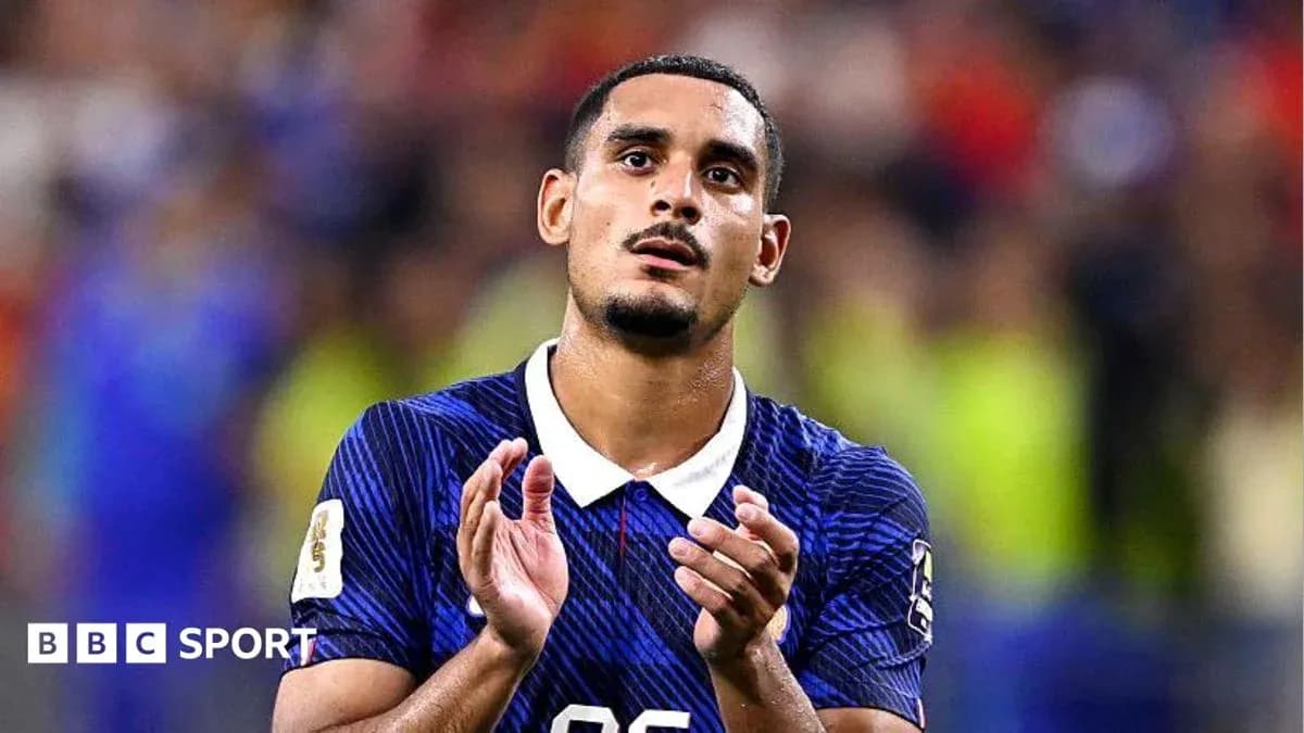 Futbolçu alqış edərək meydançada görünür Futbolçu alqış edərək meydançada görünür