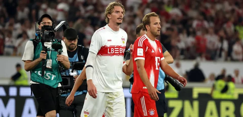 İki futbolçu matçdan sonra meydançanı tərk edir