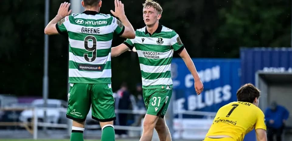 İki futbolçu qol sevinci yaşayır