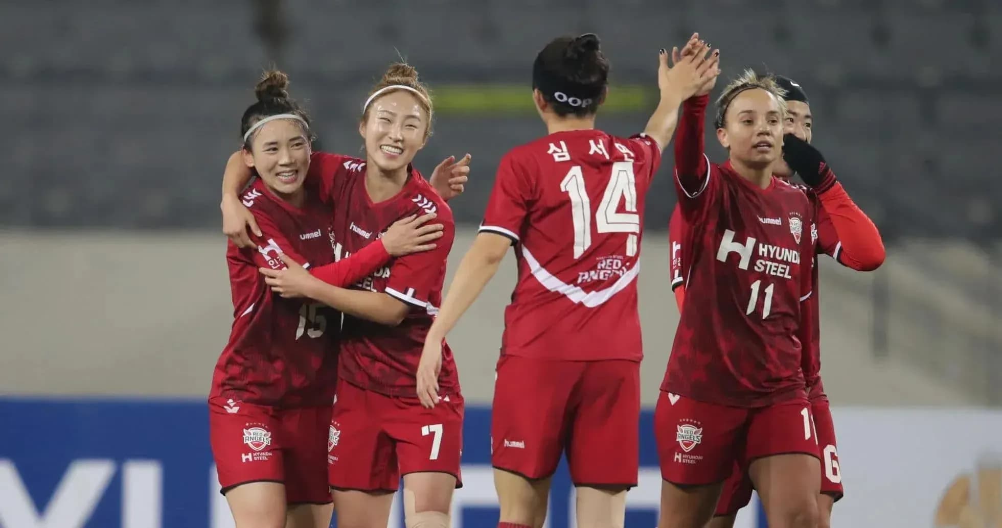 Incheon Red Angels W futbolçuları sevinclidir