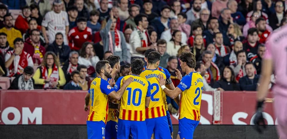 Valensiya futbolçuları sevinir