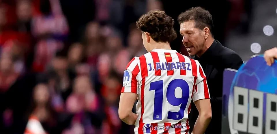Diego Simeone speaking to J. Alvarez during match