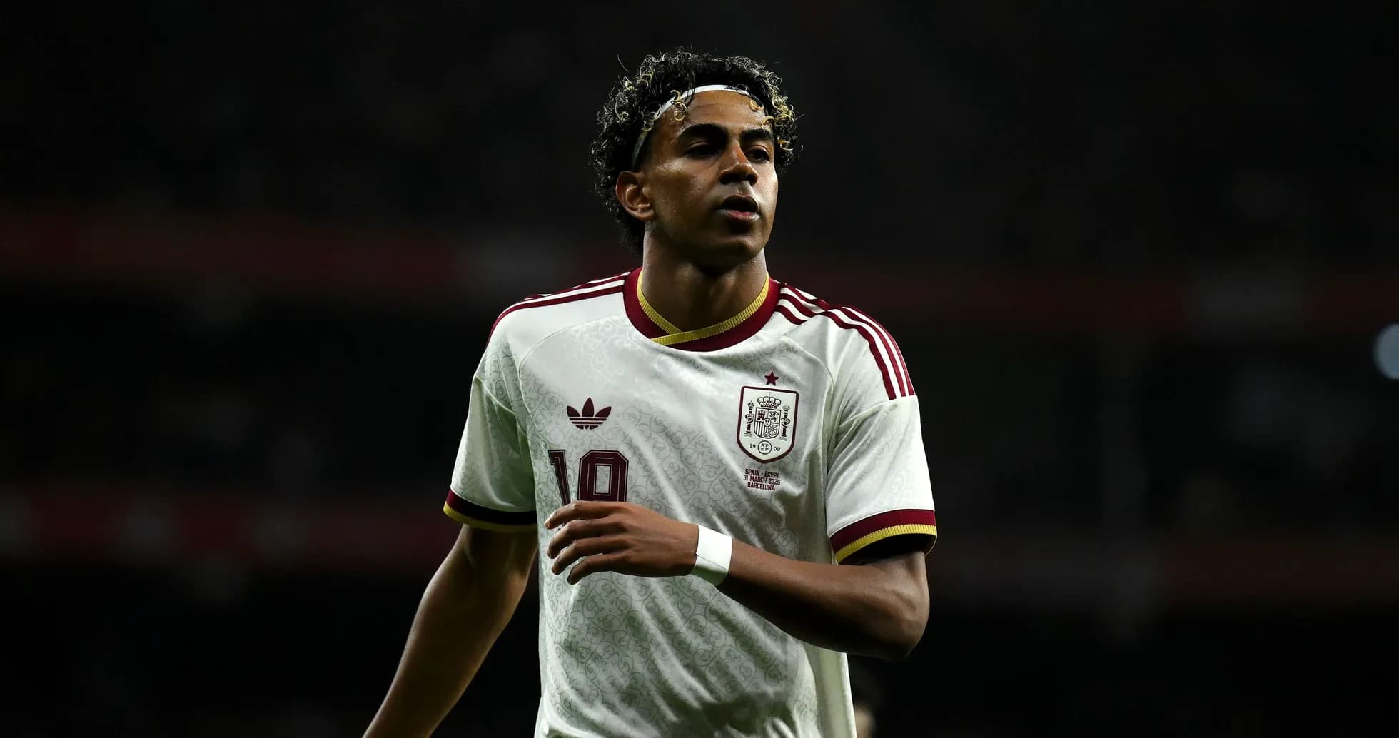 Futbolçu 19 nömrəli forma ilə oyunçudur