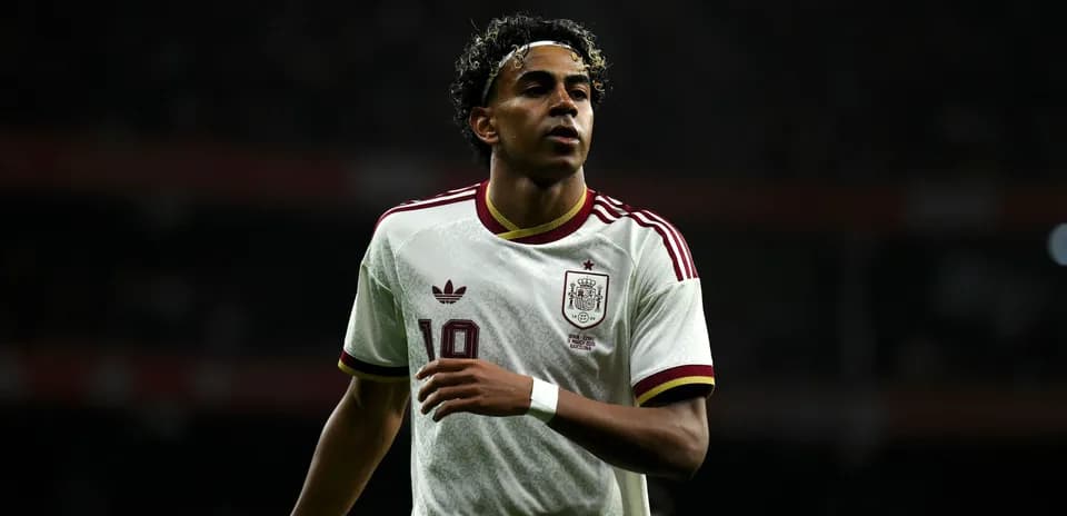 Futbolçu 19 nömrəli forma ilə oyunçudur