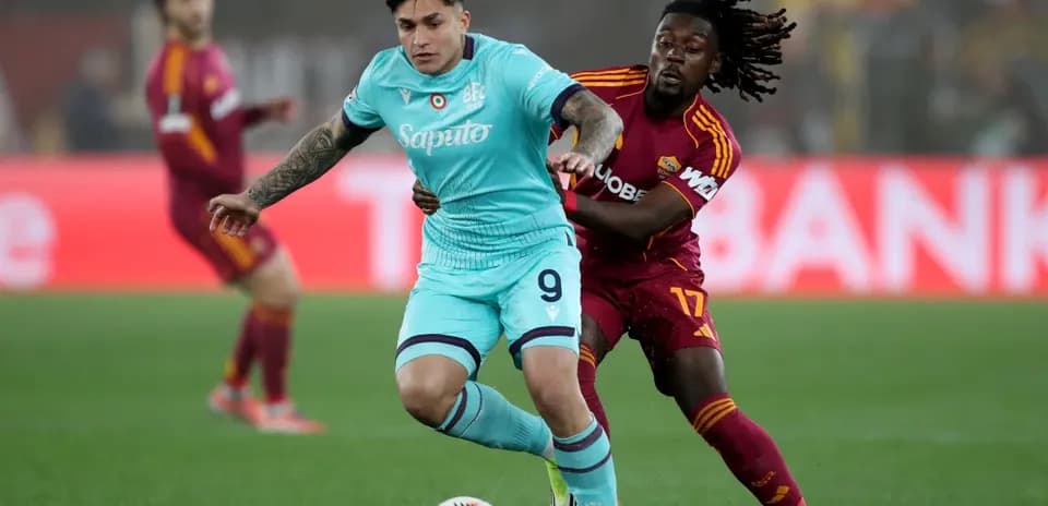 Bologna və AS Roma oyunçuları top üçün mübarizə aparır