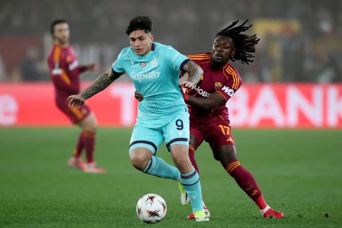 Bologna və AS Roma oyunçuları top üçün mübarizə aparır