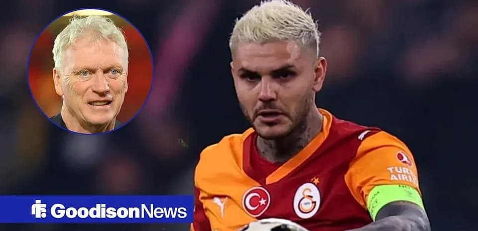 Futbolçu topu oynayarkən Galatasaray formasında