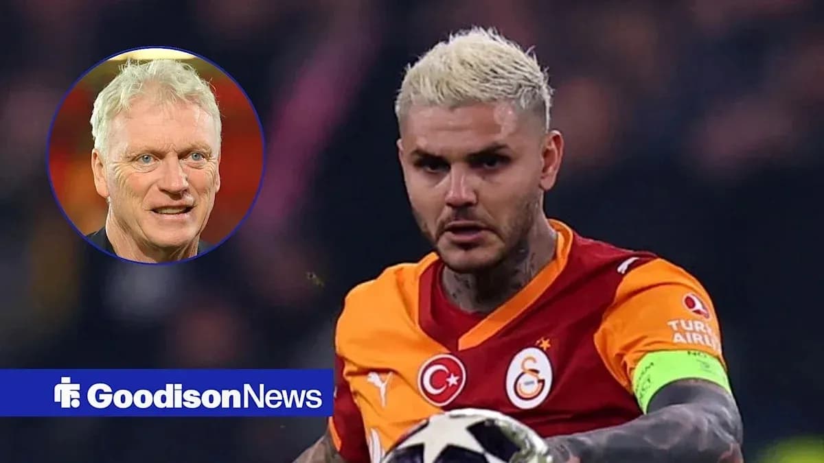 Futbolçu topu oynayarkən Galatasaray formasında