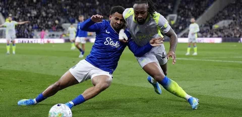 İki futbolçunun top üçün mübarizə aparması