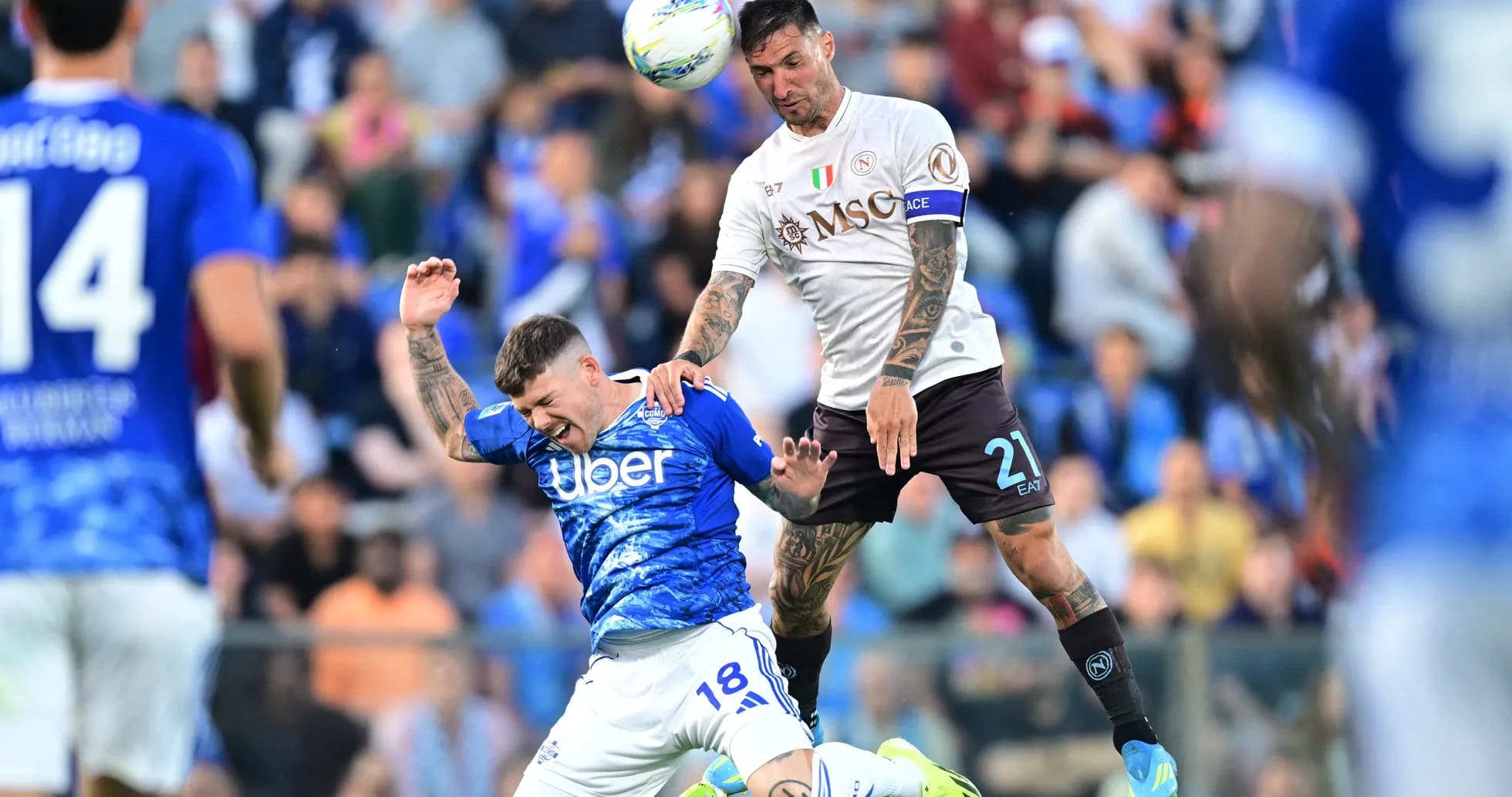 Napoli və Como futbolçuları mübarizə aparır