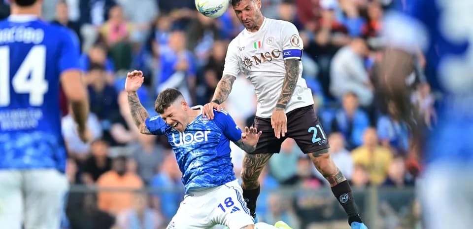 Napoli və Como futbolçuları mübarizə aparır