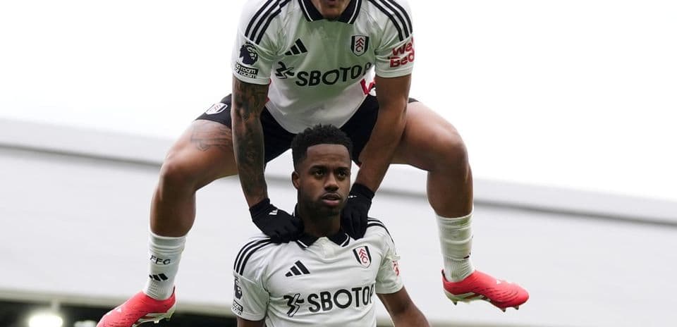 Fulham futbolçuları sevinç içində