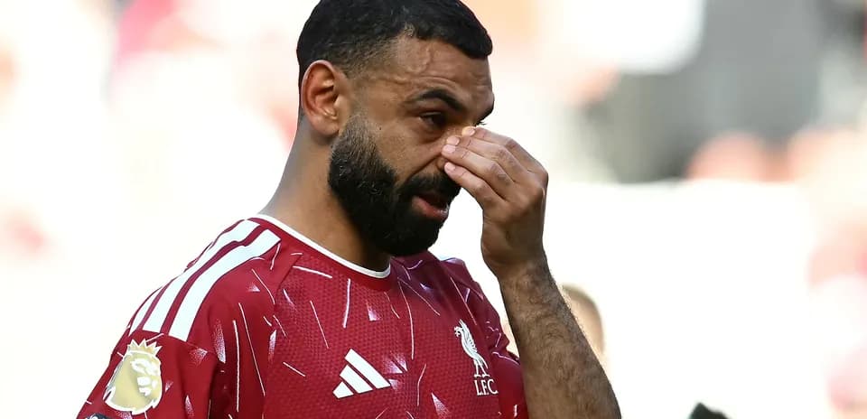 Futbolçu gözünü silərkən LFC forma geyinib