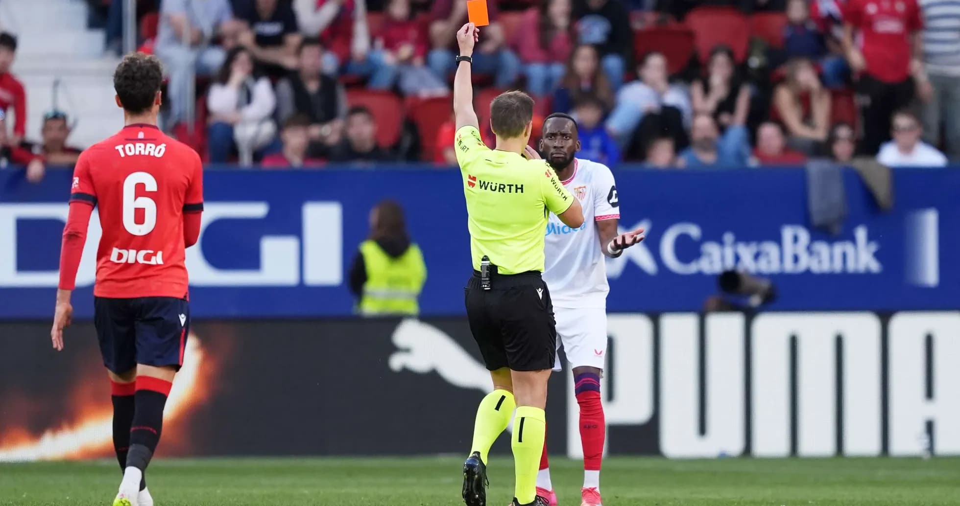 Hakim Ziyech qırmızı vərəqə alır