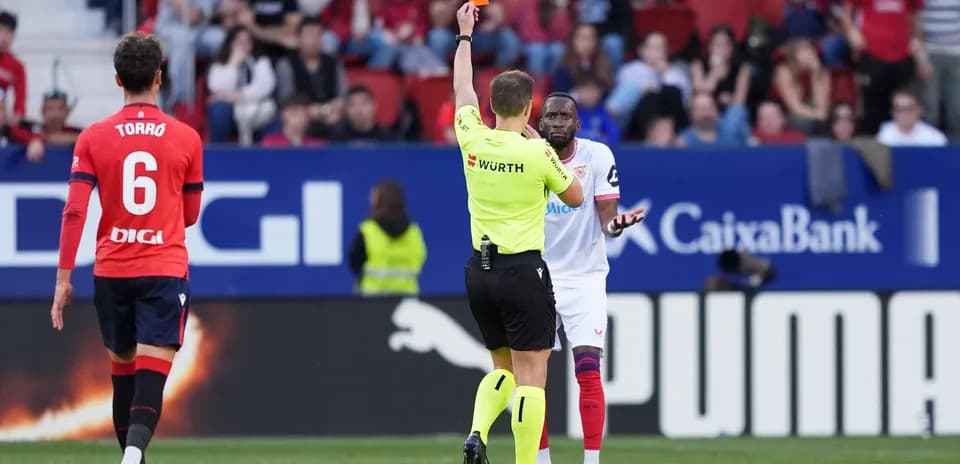 Hakim Ziyech qırmızı vərəqə alır