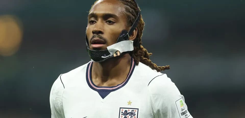 Futbolçu oyun zamanı qoruyucu maska ilə