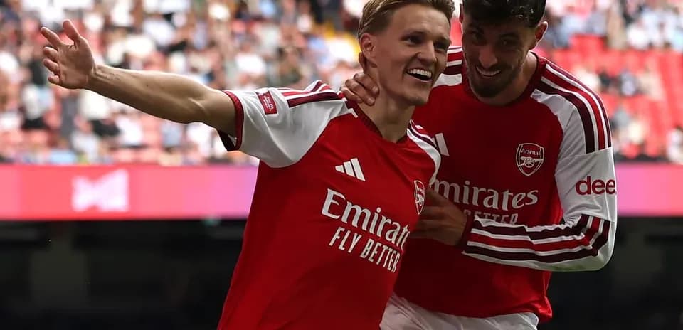 İki Arsenal oyunçusu qol sevincini paylaşır