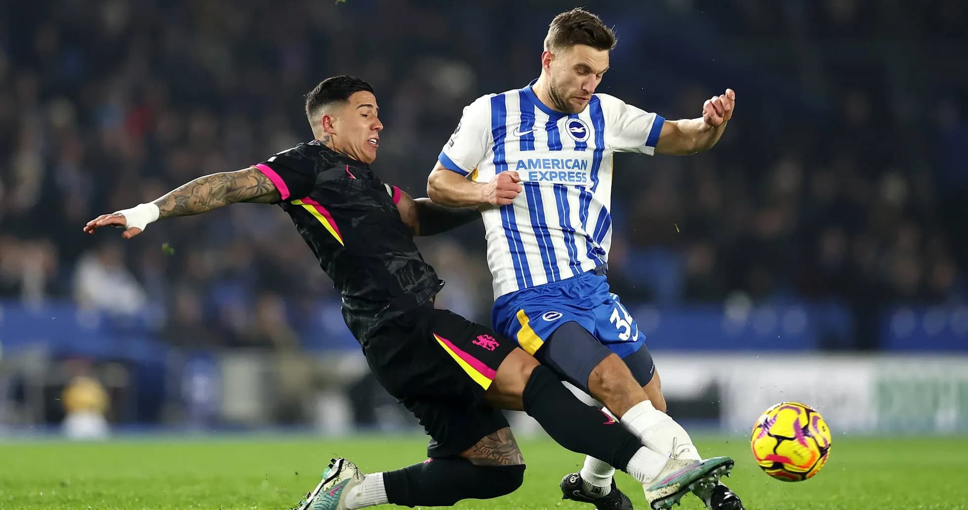 Brighton və Chelsea oyunçuları mübarizə aparır