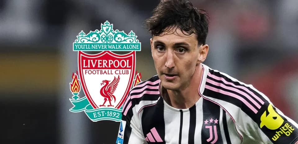 Futbolçu Juventus formasında topa doğru irəliləyir