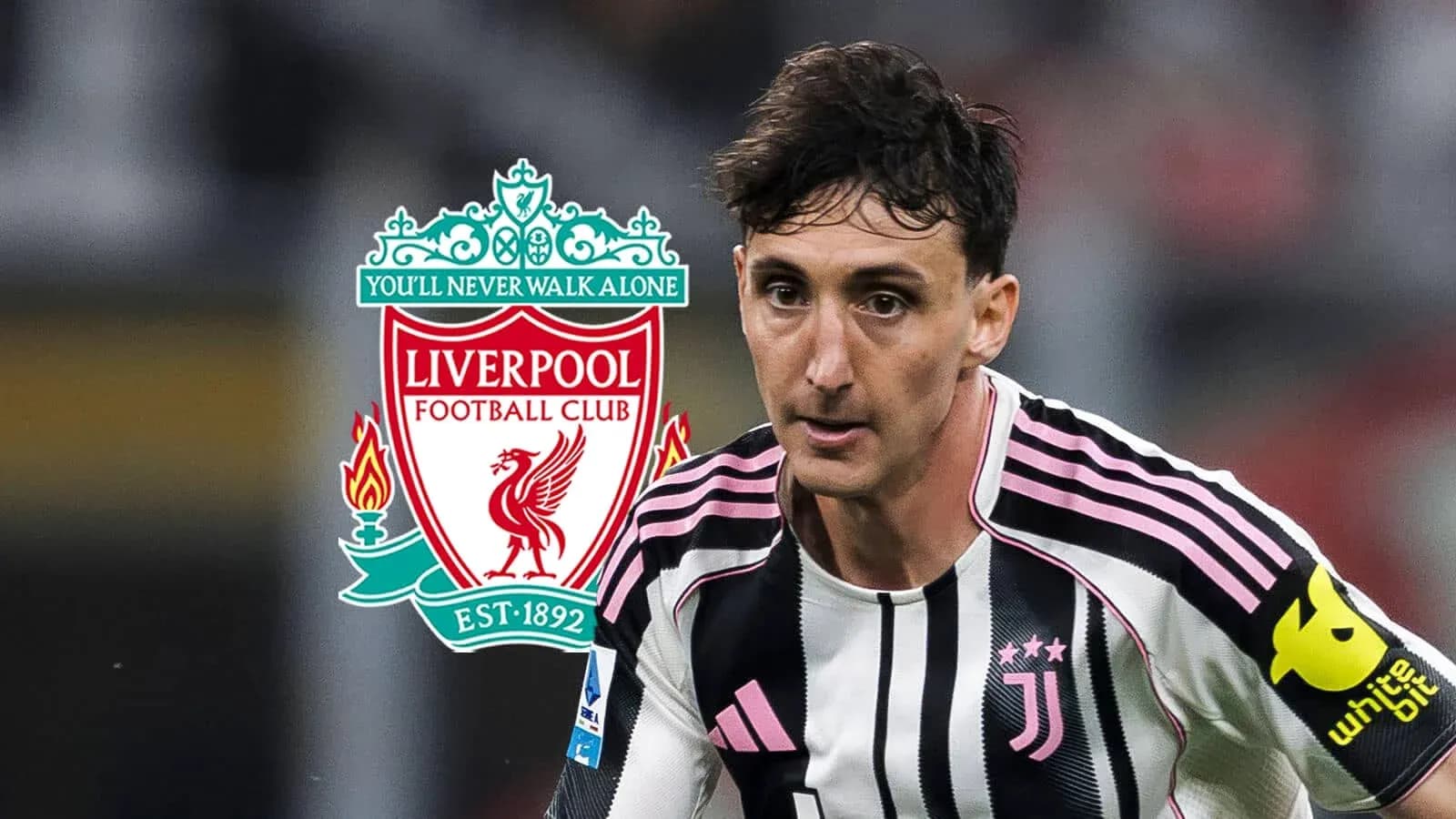 Futbolçu Juventus formasında topa doğru irəliləyir