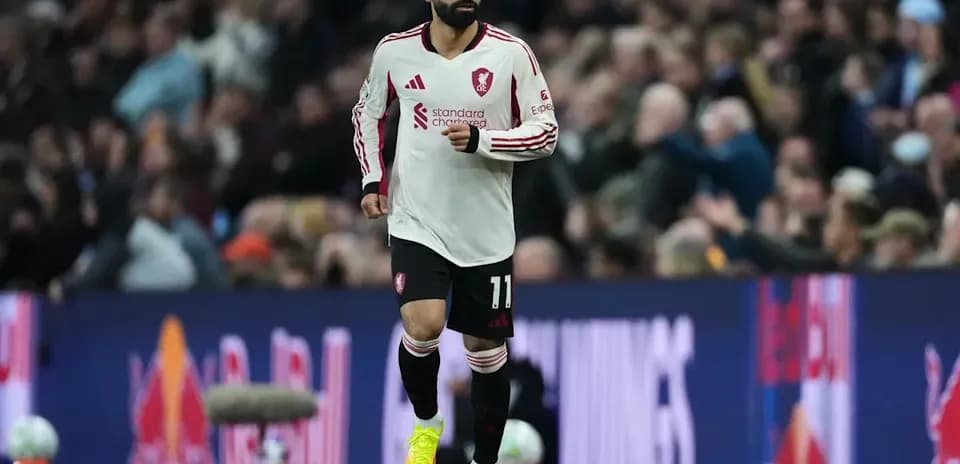 Futbolçu 11 nömrəli forma ilə meydançada qaçır