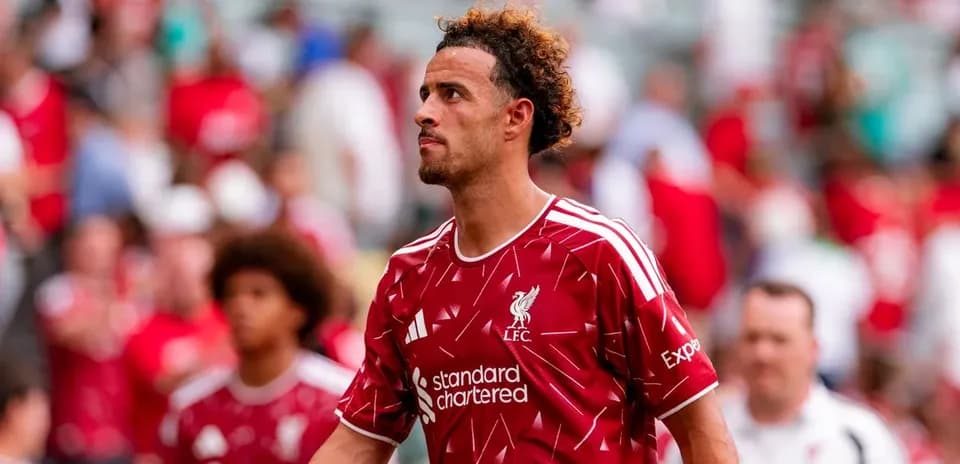 Futbolçu Liverpool formasında stadionda yürüyür