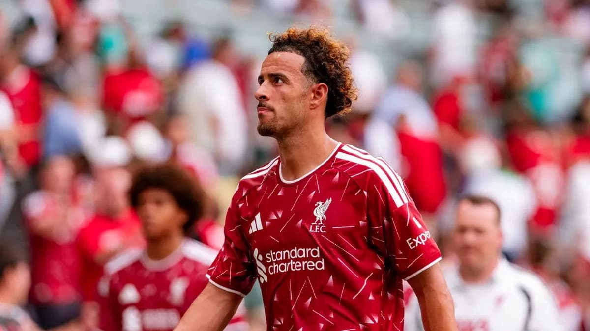 Futbolçu Liverpool formasında stadionda yürüyür