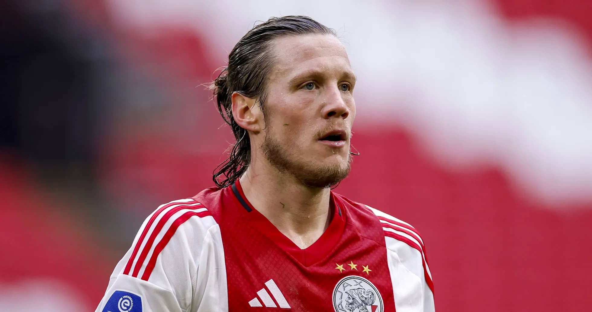 Futbolçu stadionda Ajax formasında durur