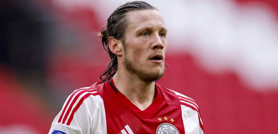 Futbolçu stadionda Ajax formasında durur