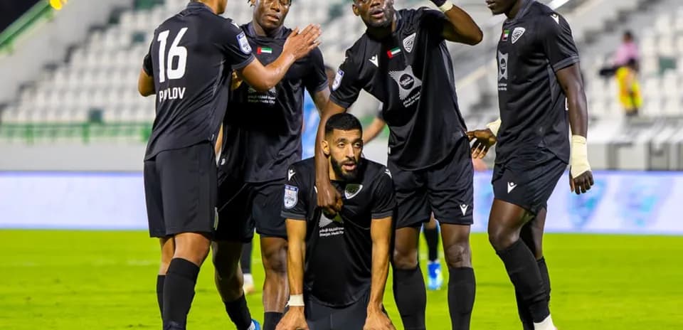Futbolçular qələbəni qeyd edirlər