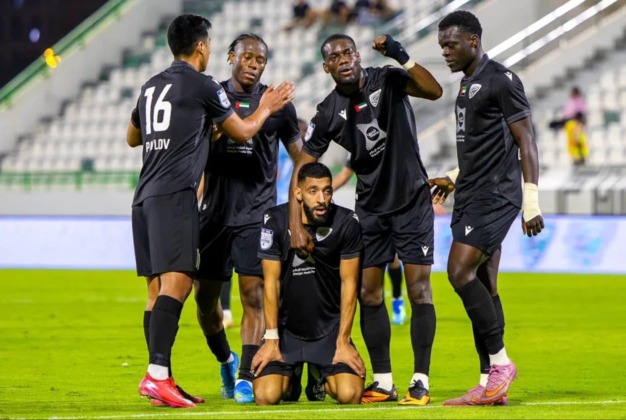 Futbolçular qələbəni qeyd edirlər