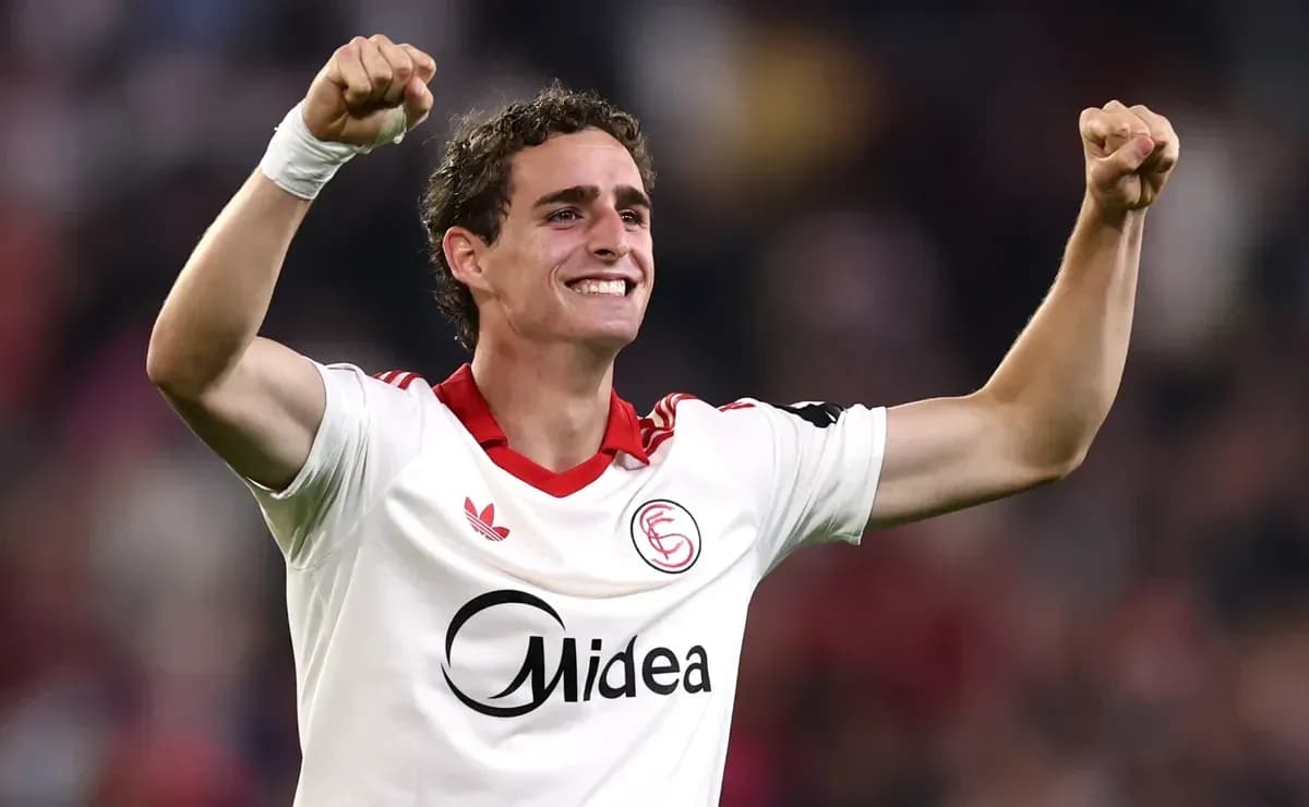 Sevilla futbolçusu sevinclə qollarını qaldırır