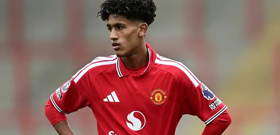Gənc futbolçu Manchester United formasında durur