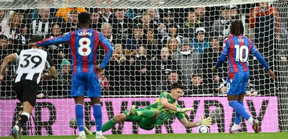 Crystal Palace qapıçısı penaltını saxlayır