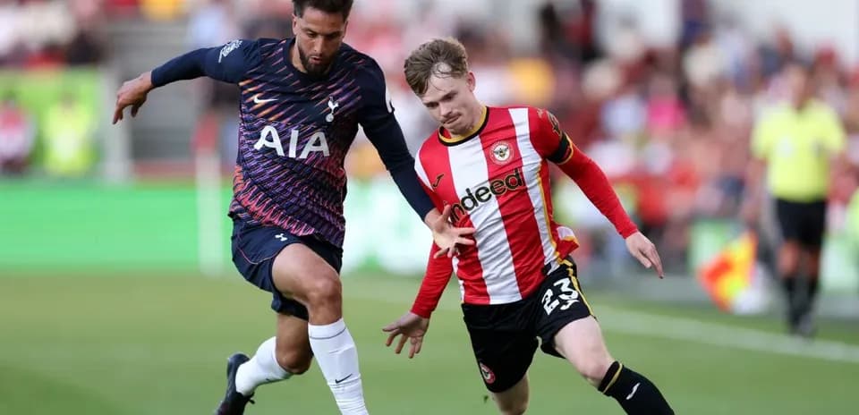 Brentford və Tottenham futbolçuları top üçün mübarizə aparır