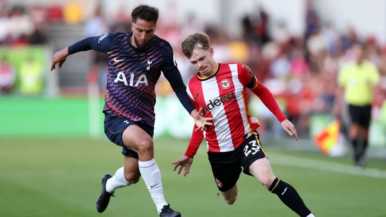 Brentford və Tottenham futbolçuları top üçün mübarizə aparır