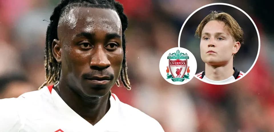 Futbolçu mərkəzi sahədə oyun zamanı diqqətli görünür