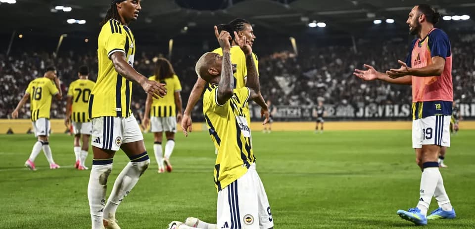 Fenerbahçe oyunçuları sevinclərini qeyd edir