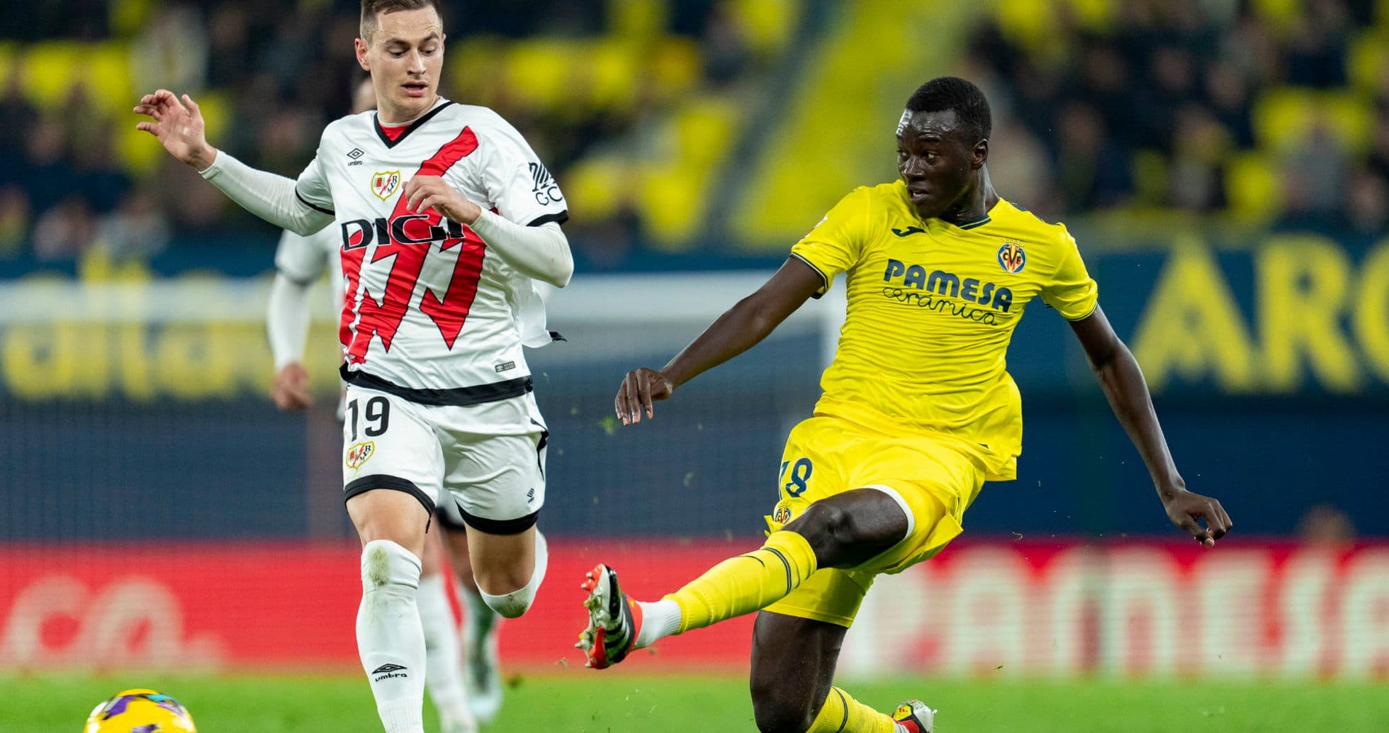 Rayo Vallecano və Villarreal oyunçuları top üçün mübarizə aparır