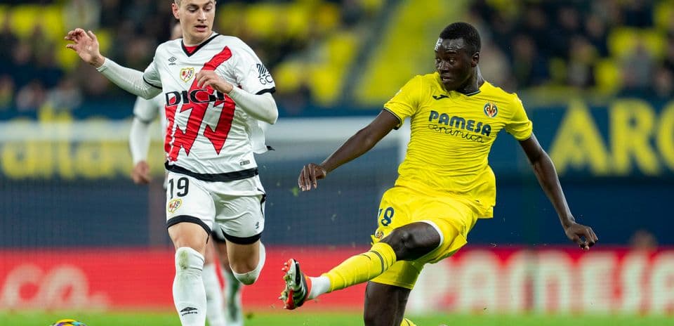 Rayo Vallecano və Villarreal oyunçuları top üçün mübarizə aparır