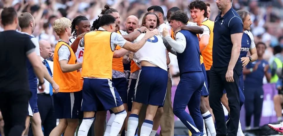 Tottenhem oyunçuları sevinir