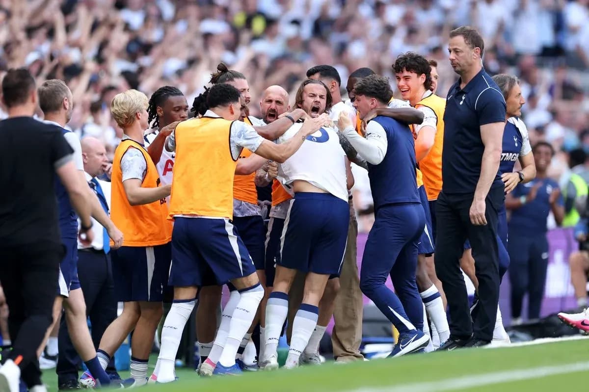 Tottenhem oyunçuları sevinir