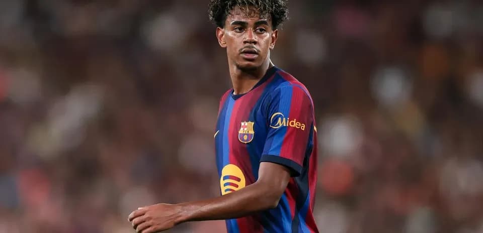 Futbolçu Barcelona forması ilə meydanda durur