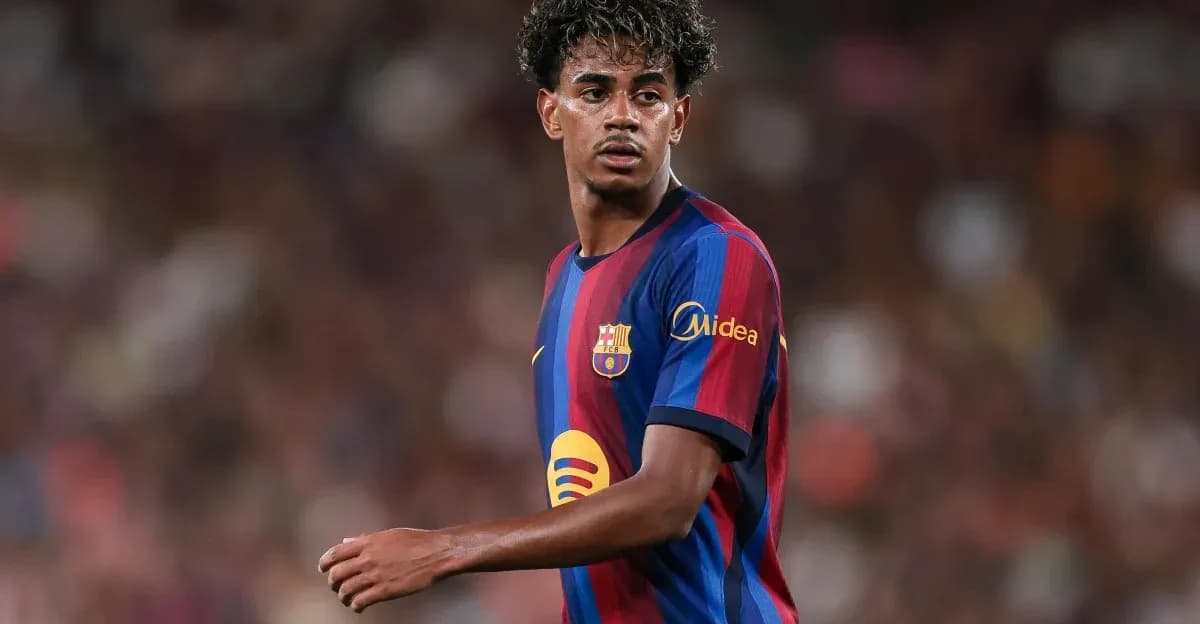 Futbolçu Barcelona forması ilə meydanda durur