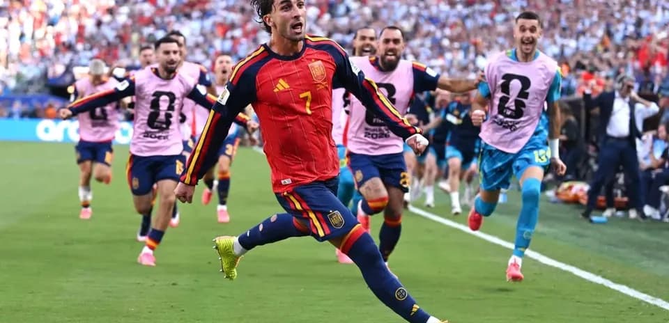 İspaniyalı futbolçu qol vurduqdan sonra sevinir