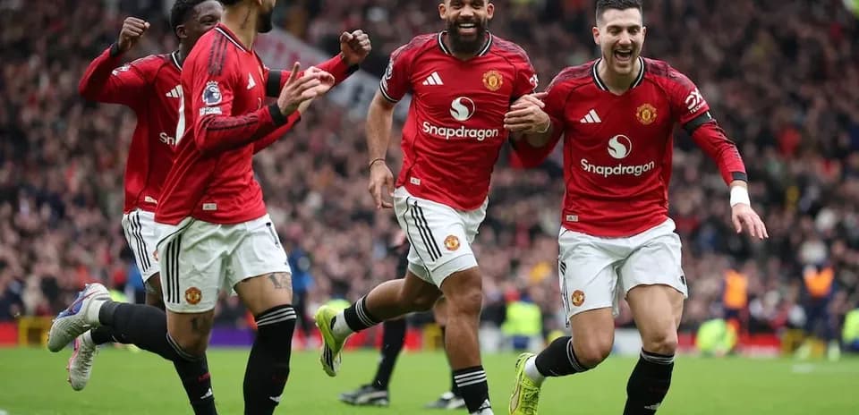 Manchester United oyunçuları sevinir