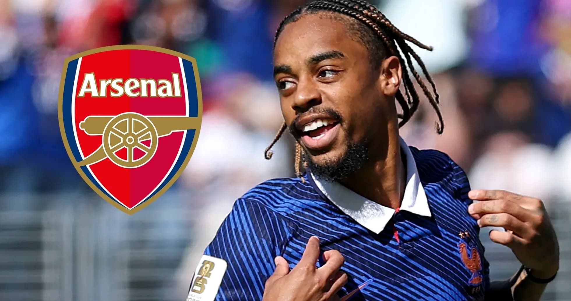 Futbolçu Arsenal logosu ilə sevinclə qeyd edir