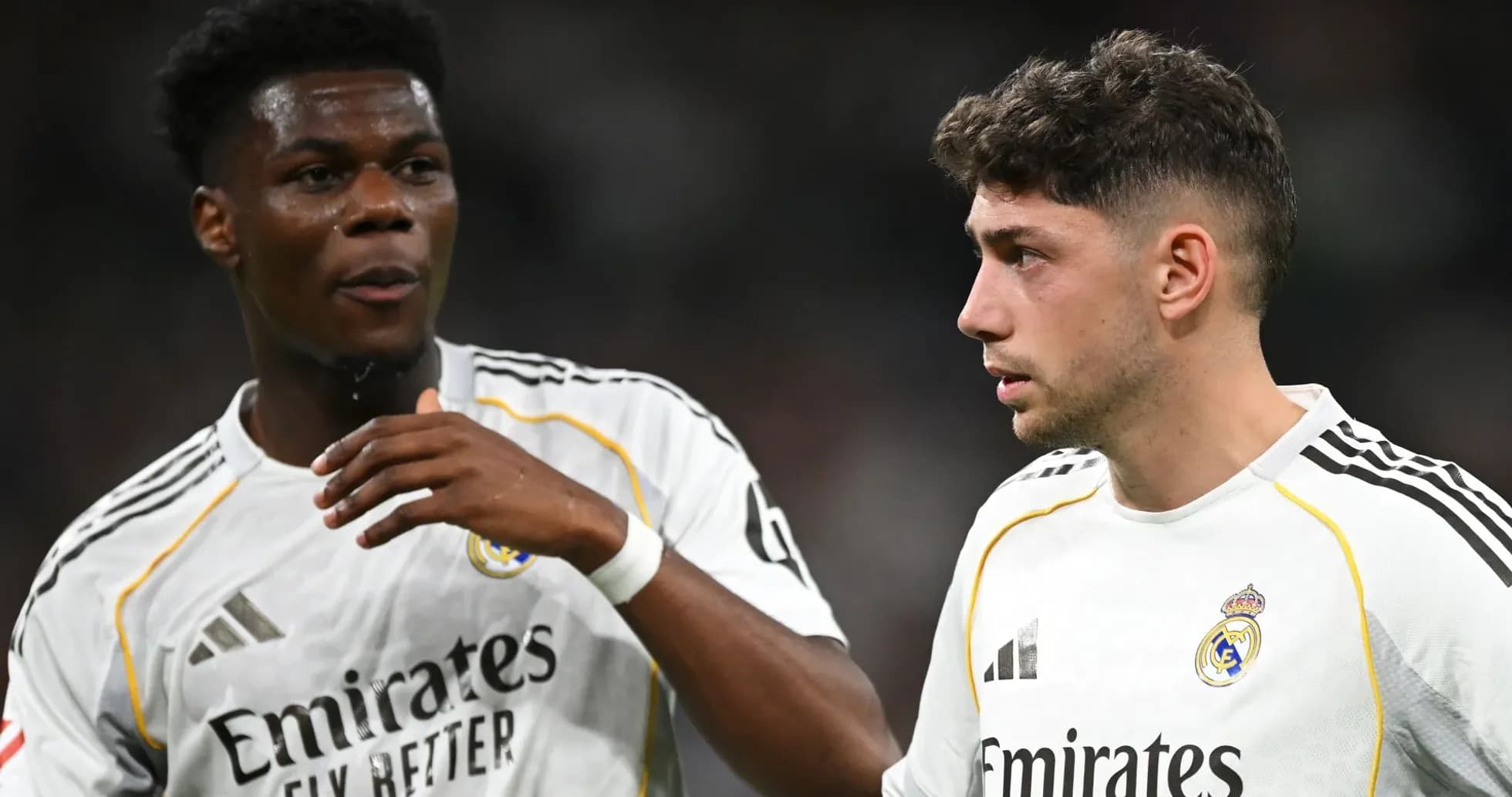 İki Real Madrid futbolçusu bir-biri ilə danışır