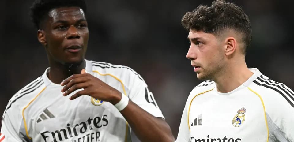 İki Real Madrid futbolçusu bir-biri ilə danışır